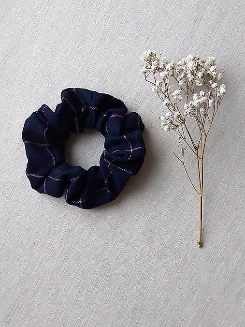 Ozdoby do vlasov - Károvaná scrunchie  (Čierna s ružovým prúžkom) - 17215672_