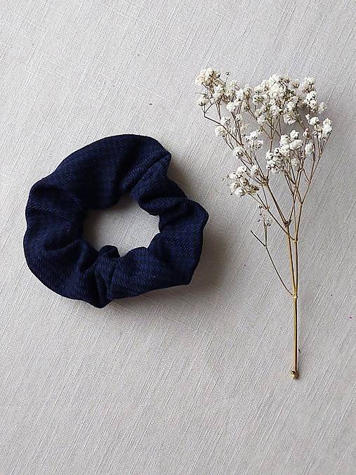 Ozdoby do vlasov - Károvaná scrunchie  (Tmavomodrá) - 17215673_