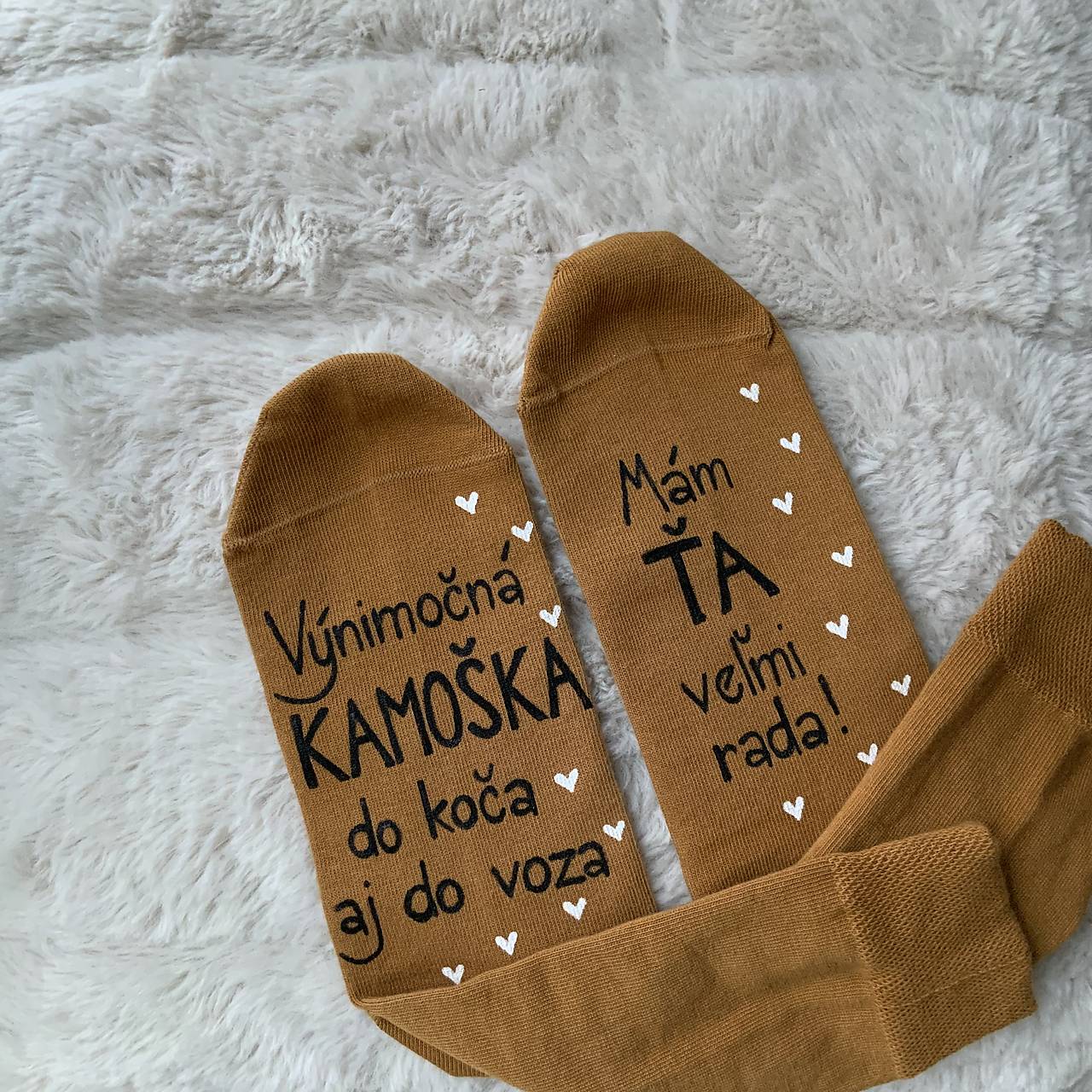 Maľované ponožky s nápisom: "VÝNIMOČNÁ KAMOŠKA DO KOČA AJ DO VOZA / MÁM ŤA VEĽMI RADA"