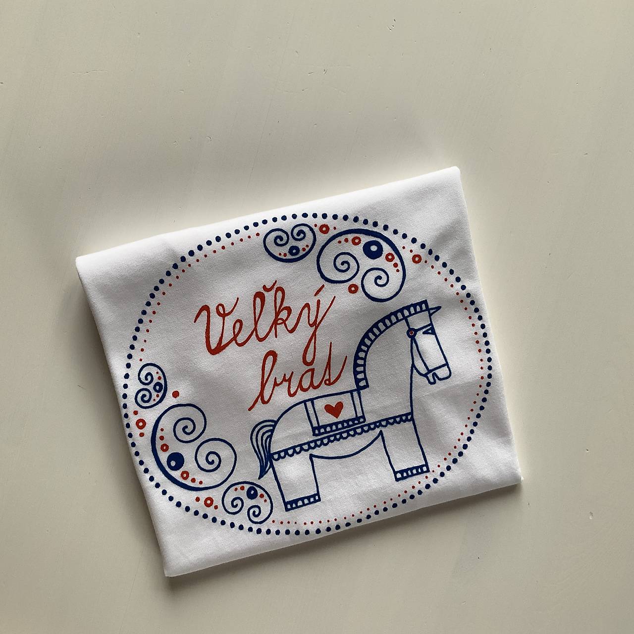 Maľované ľudovoladené s koníkom a nápisom (“Veľký brat” -  Tričko (veľkosti 146-158))