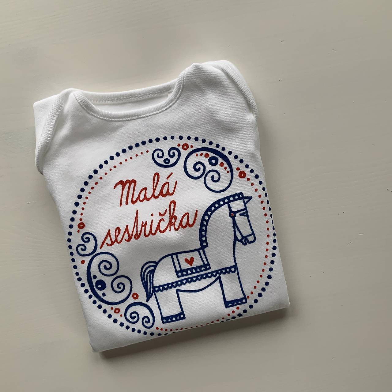 Maľované ľudovoladené s koníkom a nápisom (“Malá sestrička” - body (veľkosti 50-92))