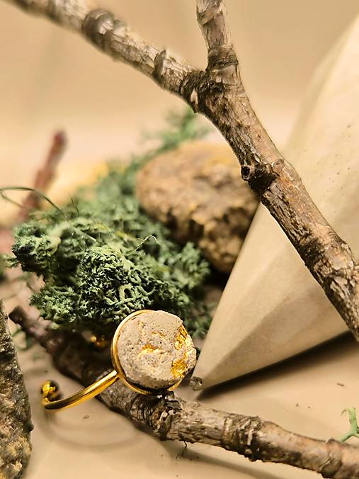 Prsteň betón v zlatom