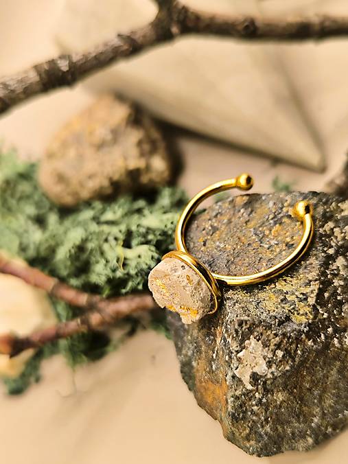 Prsteň betón v zlatom