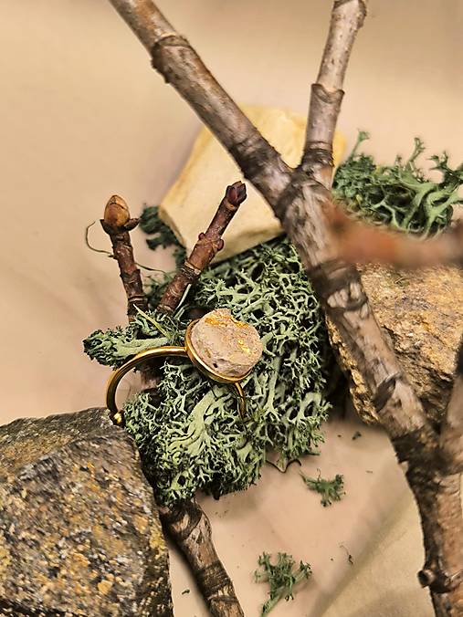 Prsteň betón v zlatom