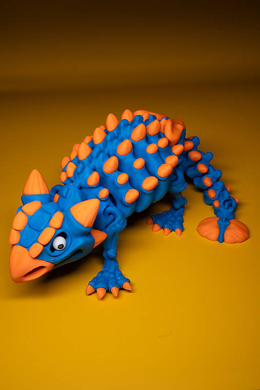 Farebný ankylosaurus s ohybným telom – ideálny pre malých paleontológov!