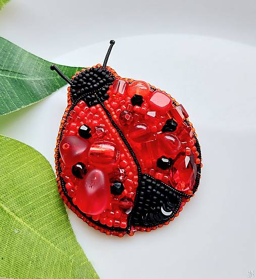 Brošne - Handmade šitá korálková brošňa lienka - 17221039_
