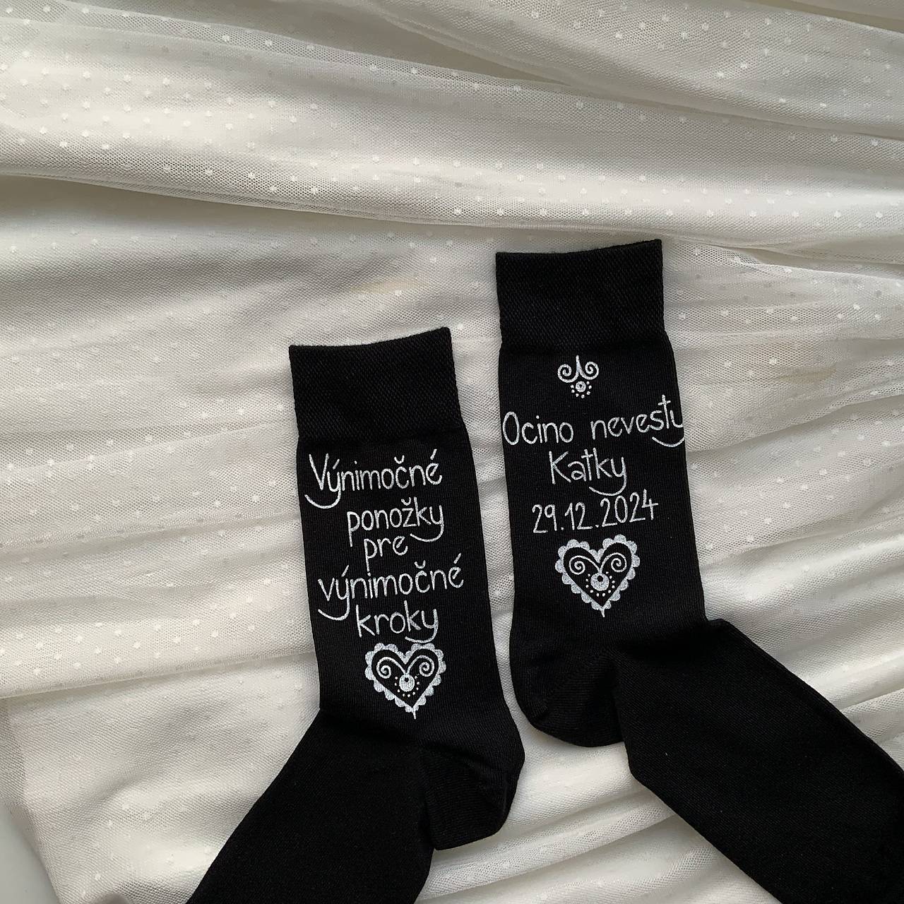 Maľované ponožky pre otca ženícha / nevesty (ocka nevesty čierne s folk srdiečkom a nápisom nad členkom)