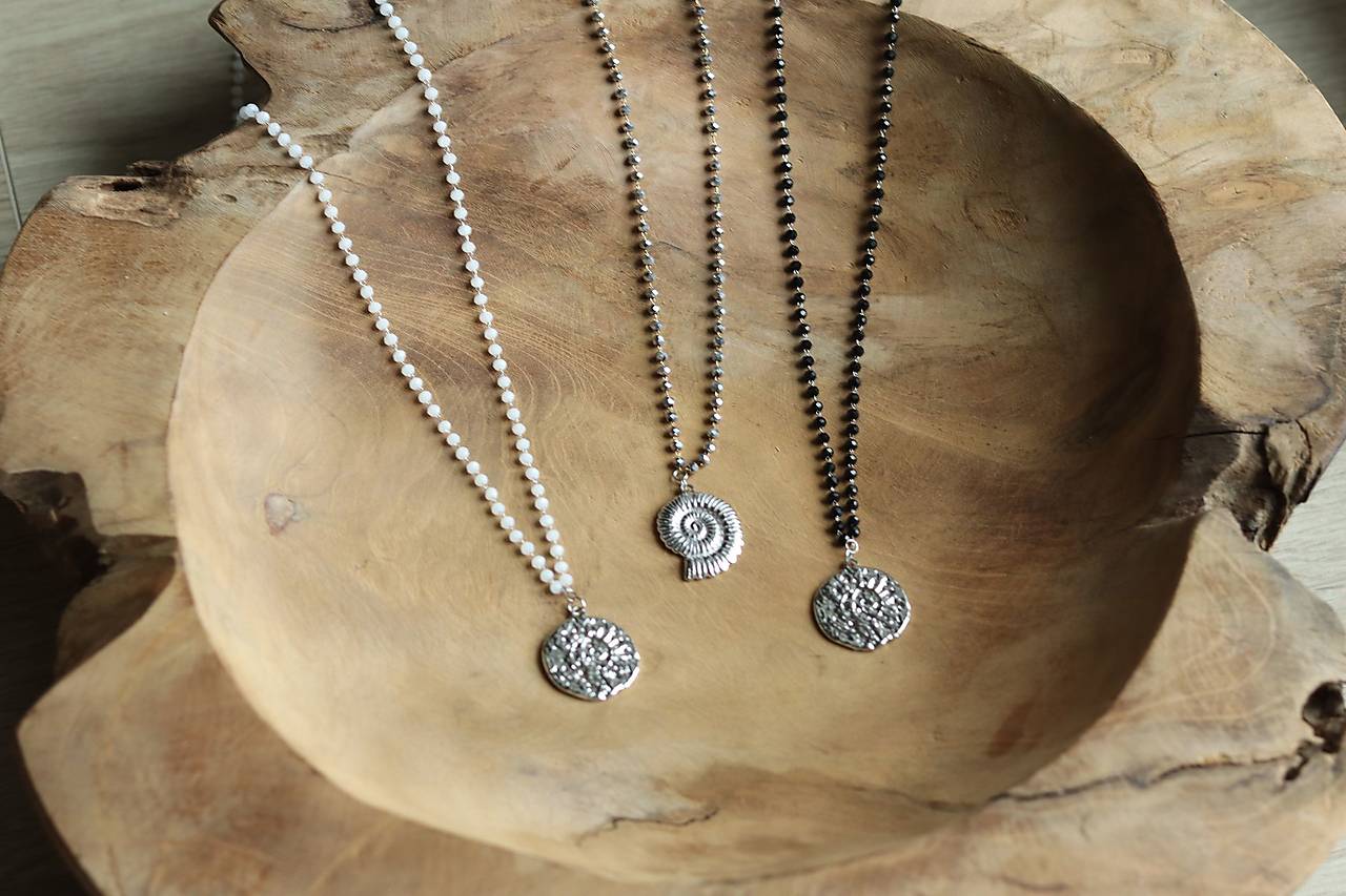 Dlhšie retiazky s medailónom