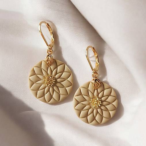 Náušnice - Creamy & Gold Coin náušnice z modelovacej hmoty - 17223281_