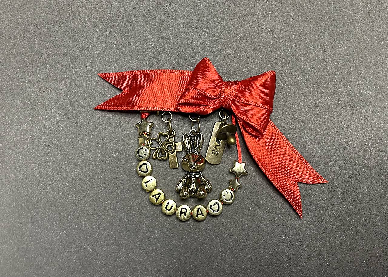 Mašlička proti urieknutiu na kočík/vajíčko so zajačikom, cumlíkom, love, krížikom, štvorlístkom a menom