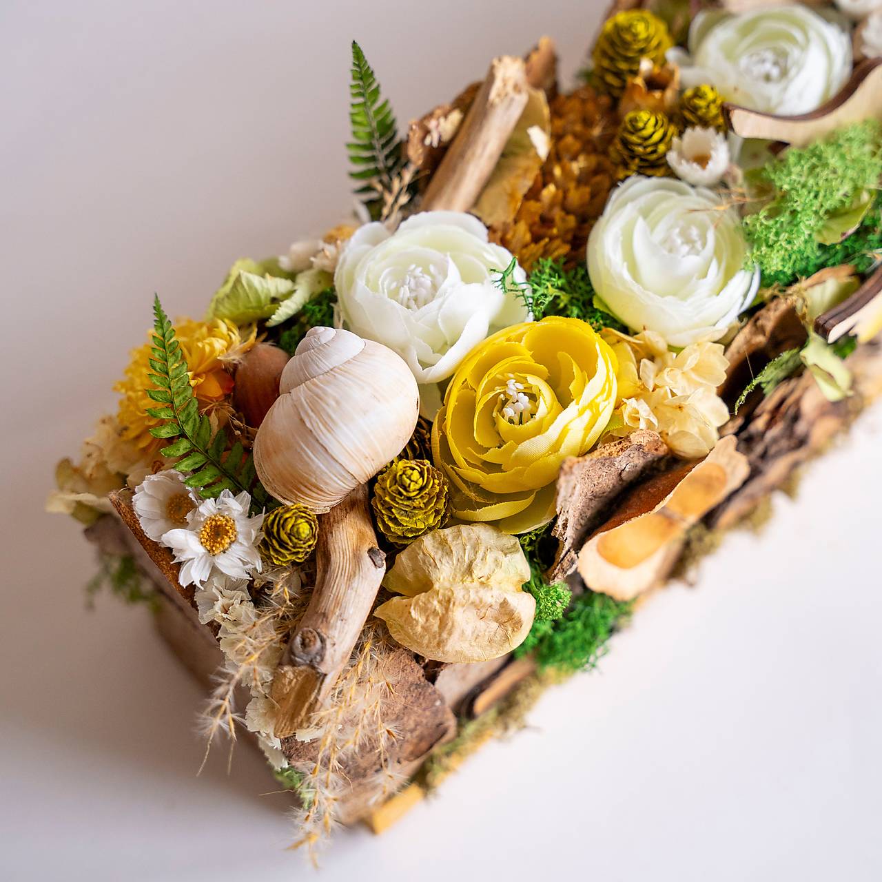 Hrantík plný jarných kvetov - jarný aranžmán na stôl pozdĺžny