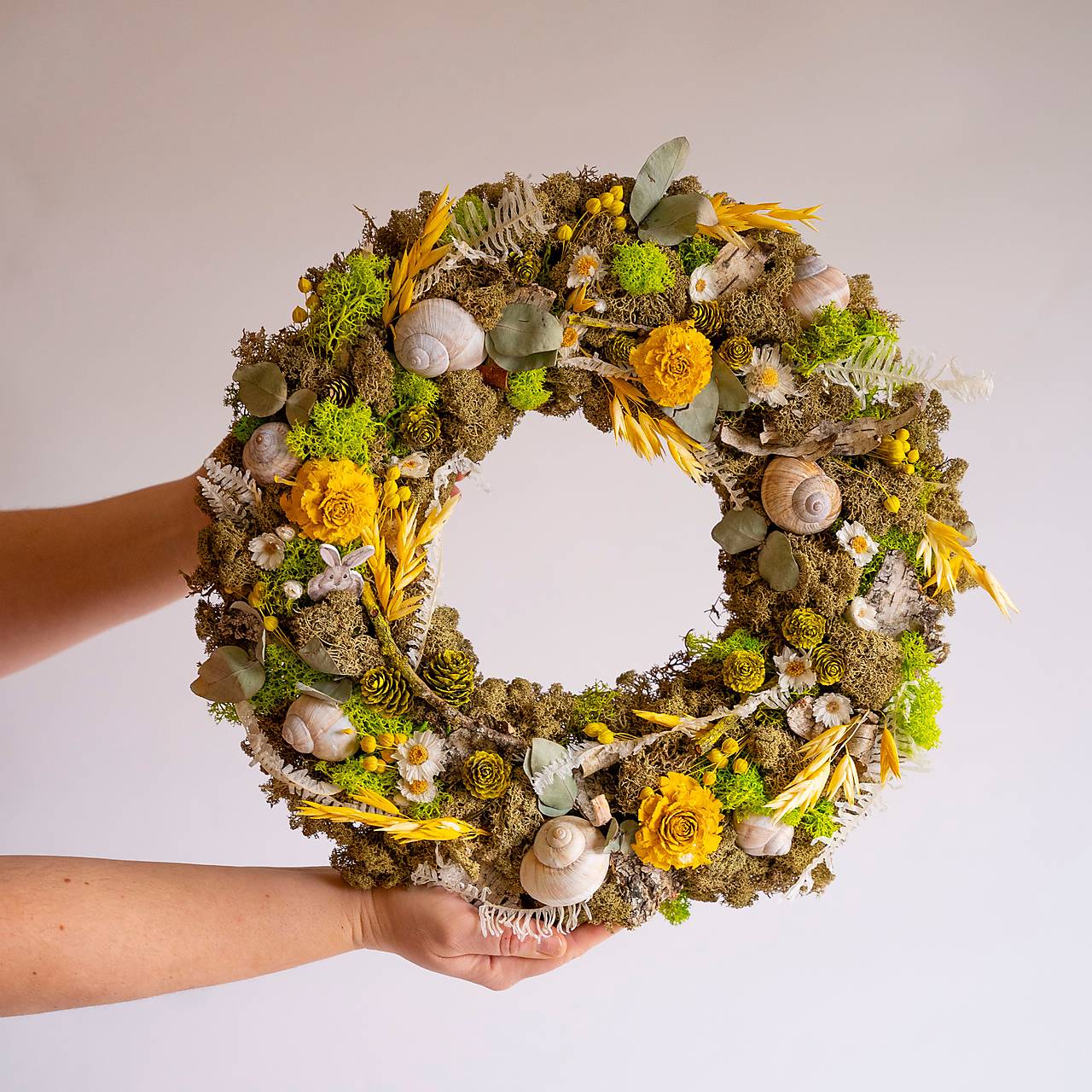 Veselý machový veniec so žltými kvetmi s jarným zajačikom