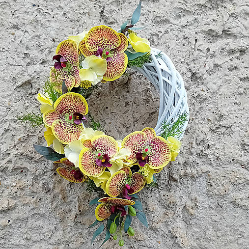 Dekorácie - Kvetinový venček na dvere č. 63 - 17226289_