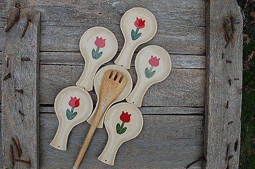 Príbory, varešky, pomôcky - Keramická podložka s tulipánom - 17226006_