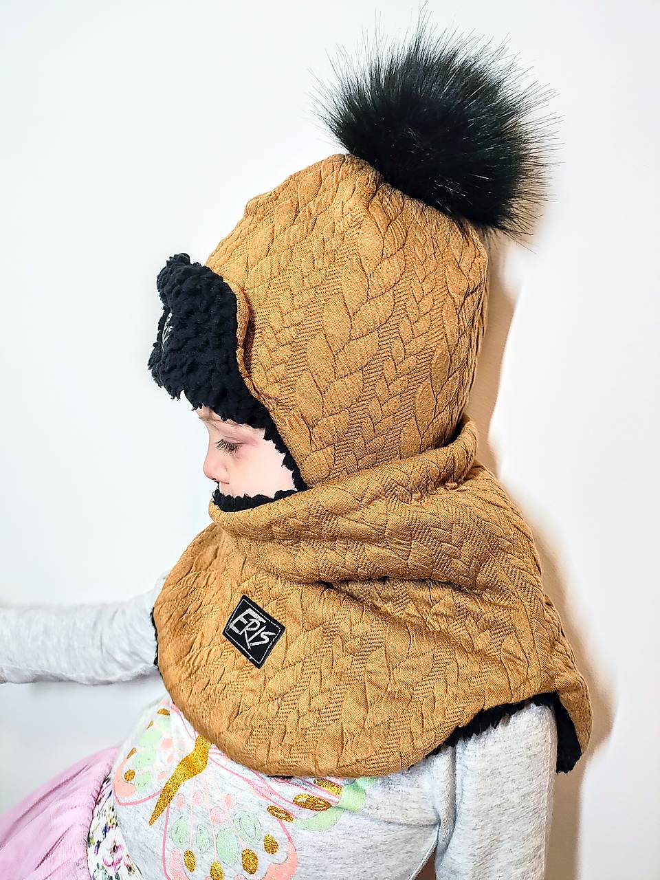 Baranička s nákrčníkom- hnedý vrkoč