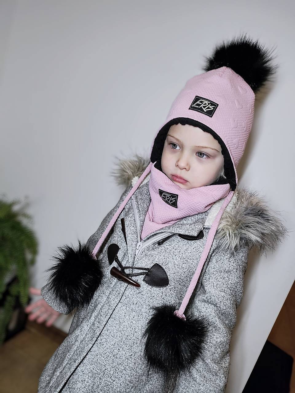 Ušianka s nákrčníkom- ružové srdiečka