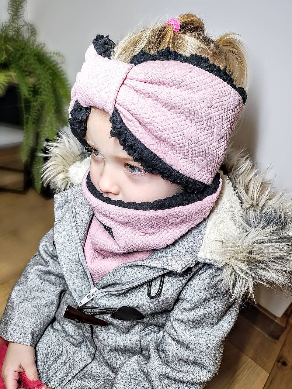 Čelenka s nákrčníkom- ružové srdiečka