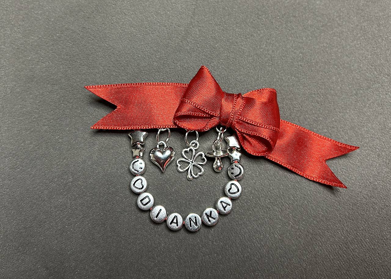 Mašlička/stužka proti urieknutiu na kočík/vajíčko s cumlíkom, srdiečkom, štvorlístkom a menom