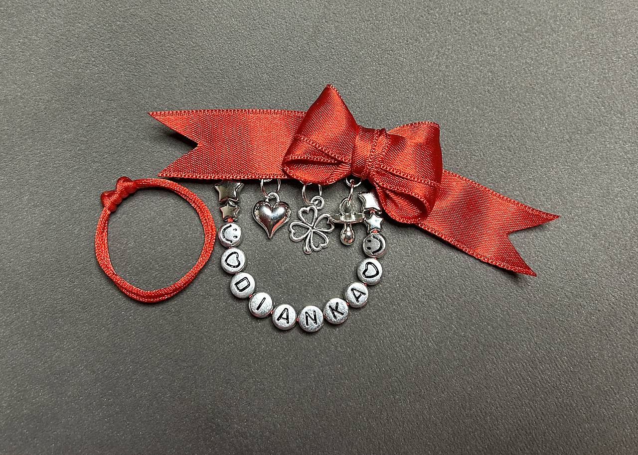 Set proti urieknutiu pre bábo - mašlička/stužka na kočík/vajíčko s cumlíkom, srdiečkom, štvorlístkom a menom + náramok