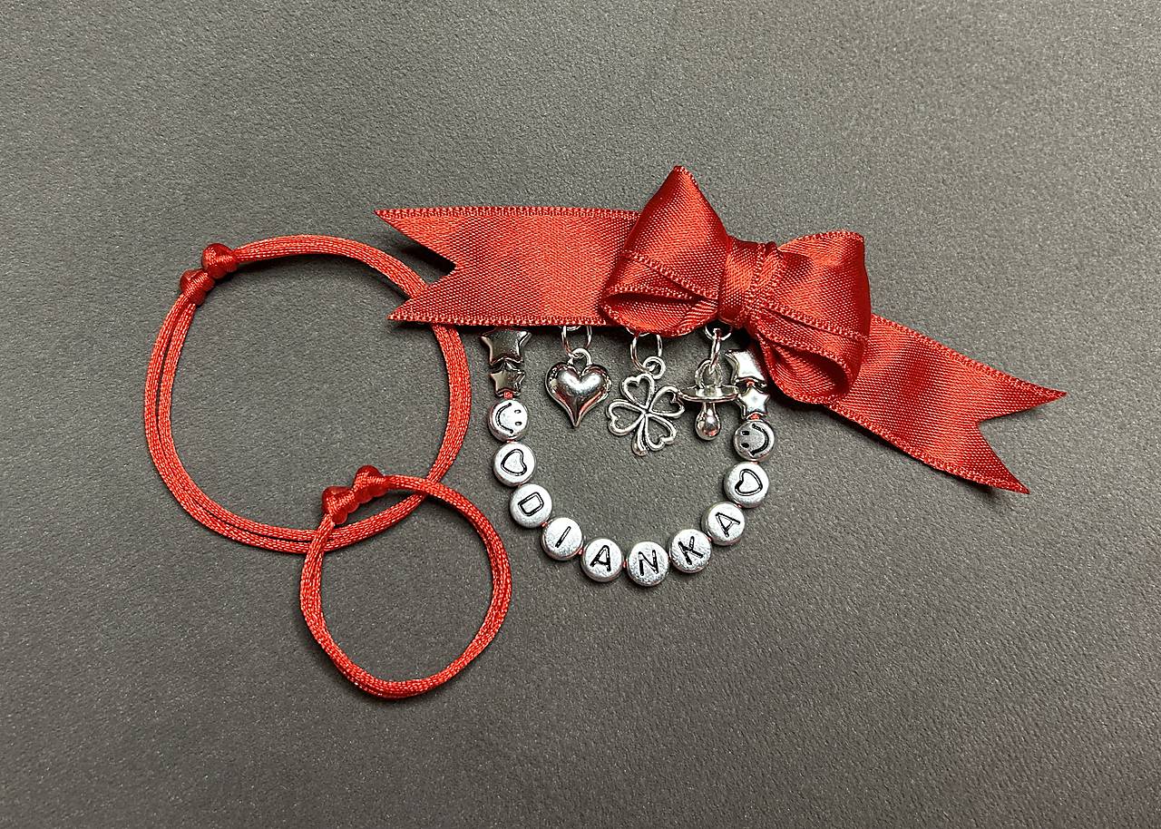 Set proti urieknutiu - mašlička/stužka na kočík/vajíčko s cumlíkom, srdiečkom, štvorlístkom a menom + 2x náramok