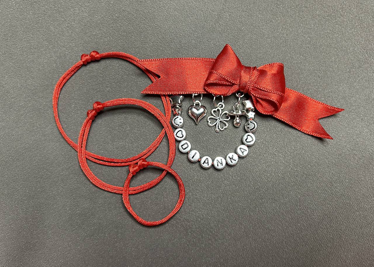 Set proti urieknutiu - mašlička/stužka na kočík/vajíčko s cumlíkom, srdiečkom, štvorlístkom a menom + 3x náramok