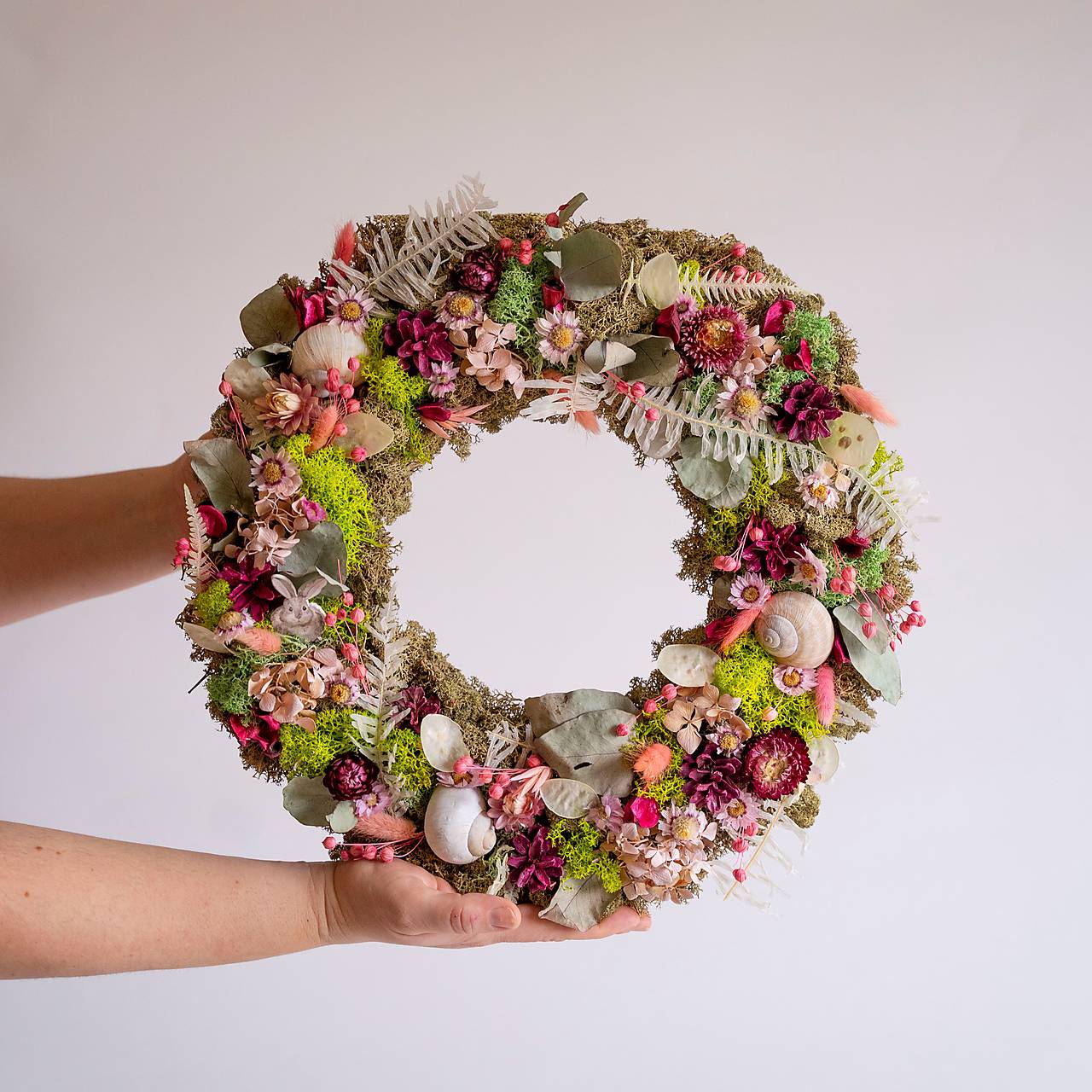 Veselý machový veniec s ružovými kvetmi s jarným zajačikom