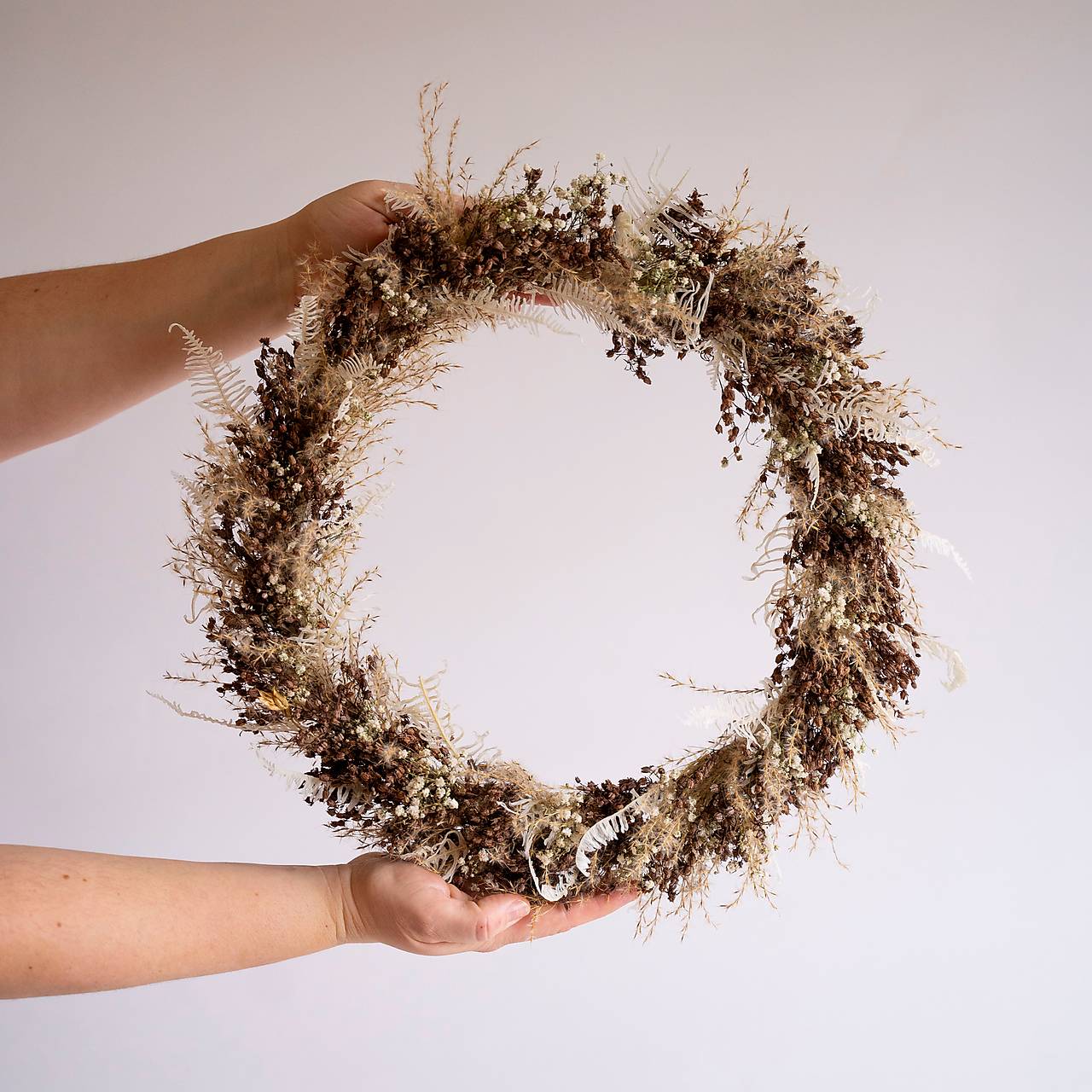 Svadobný veniec v bielej a hnedej farbe zo sušených kvetov