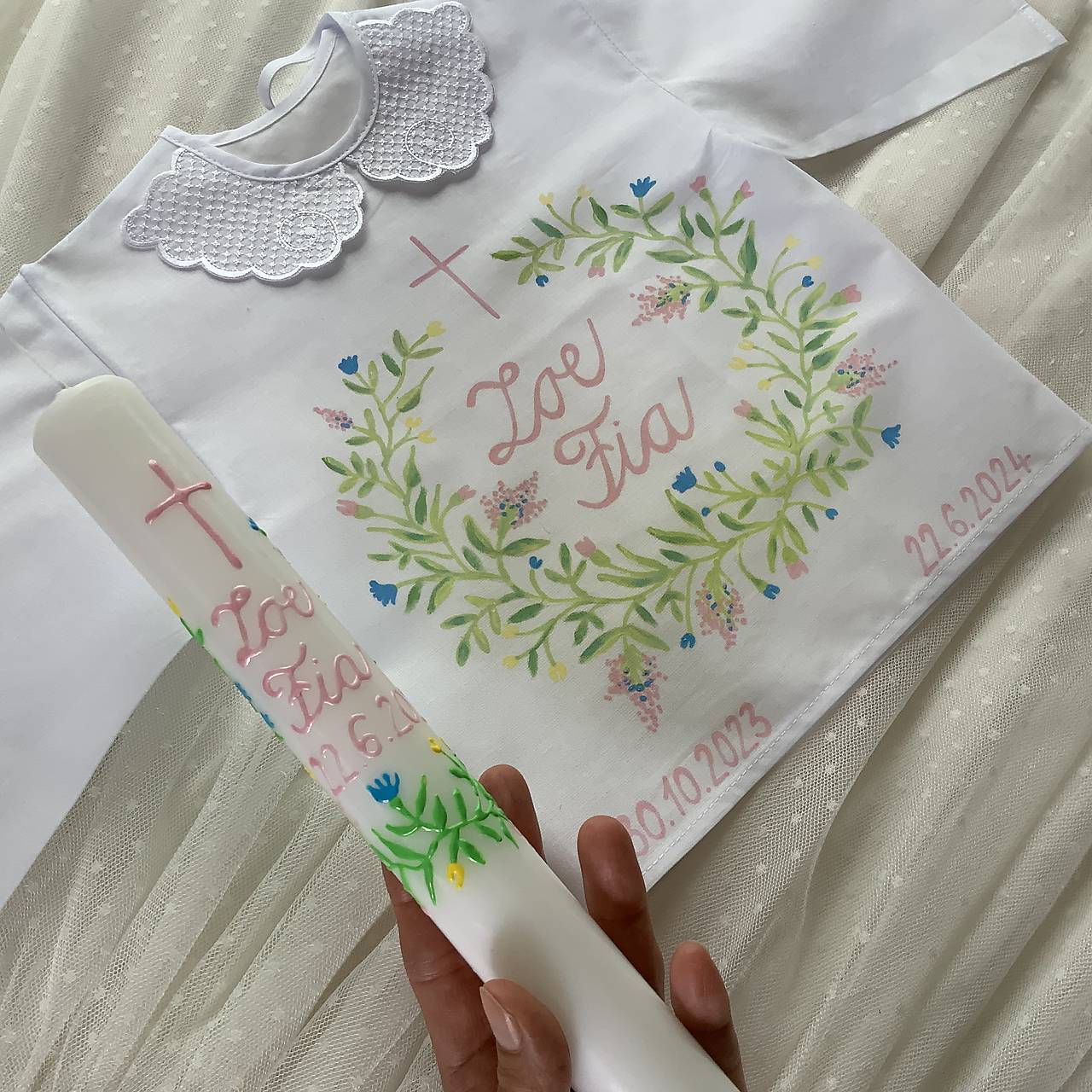 Krstná košieľka a svieca na krst maľovaná  s kvetinovým venčekom  (Pastelová verzia)