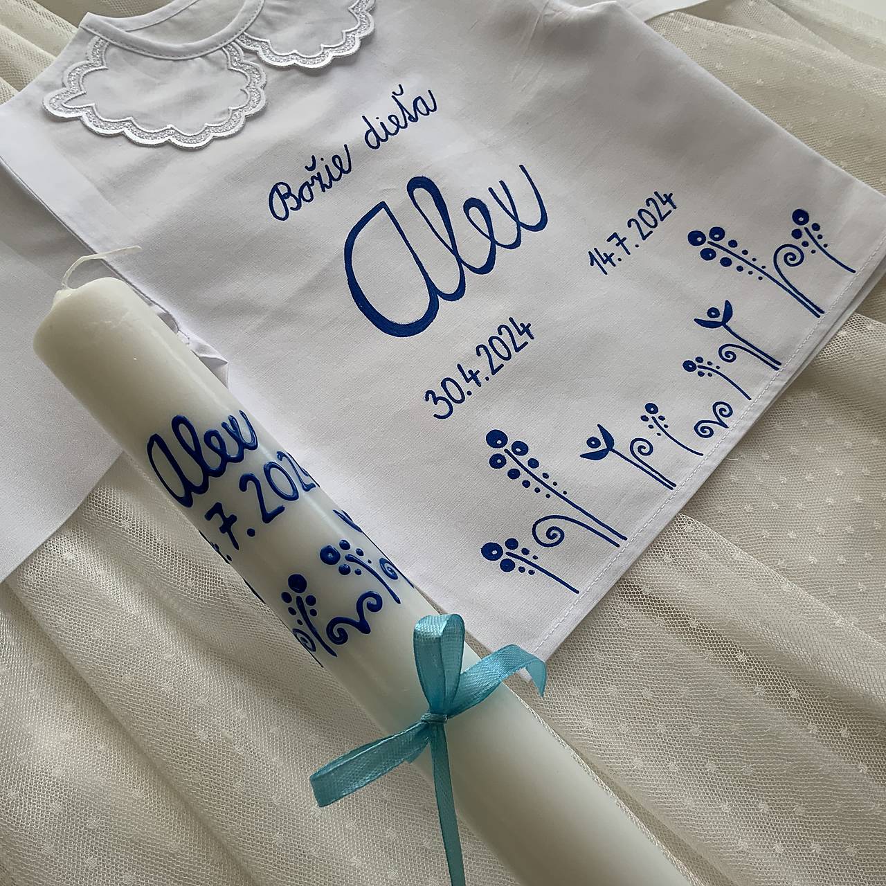 Krstná košieľka a svieca na krst ručne maľovaná ľudovoladená  (bez kríža a kvetmi v modrom)