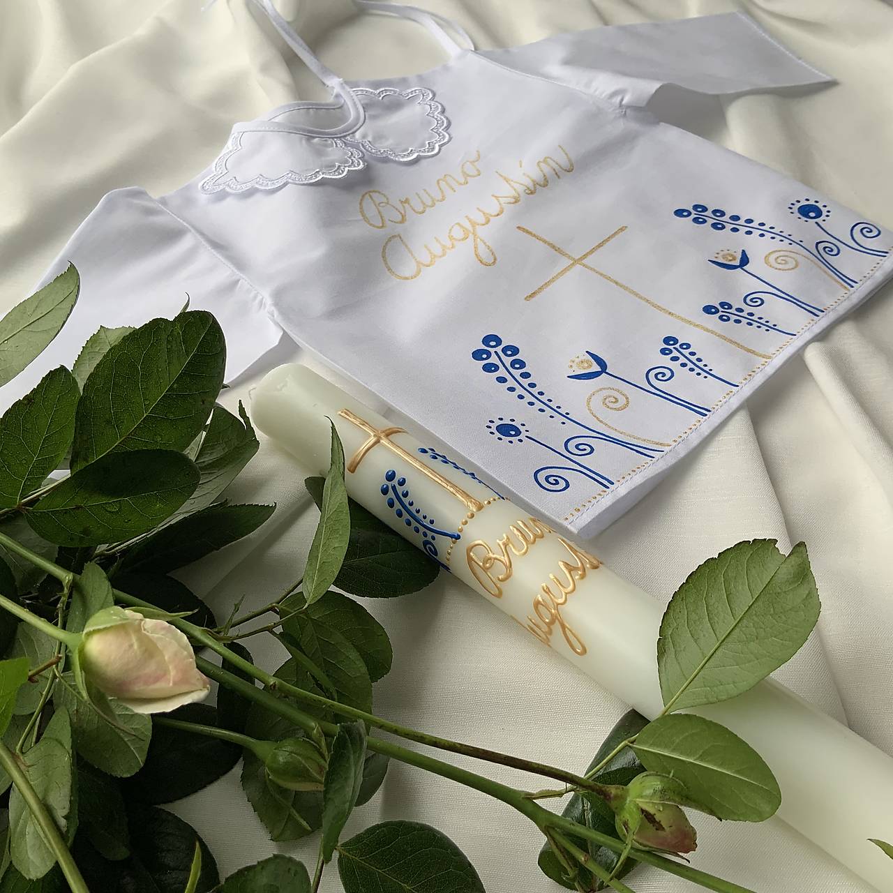 Krstná košieľka a svieca na krst ručne maľovaná ľudovoladená  (v modrozlatom len s menom)