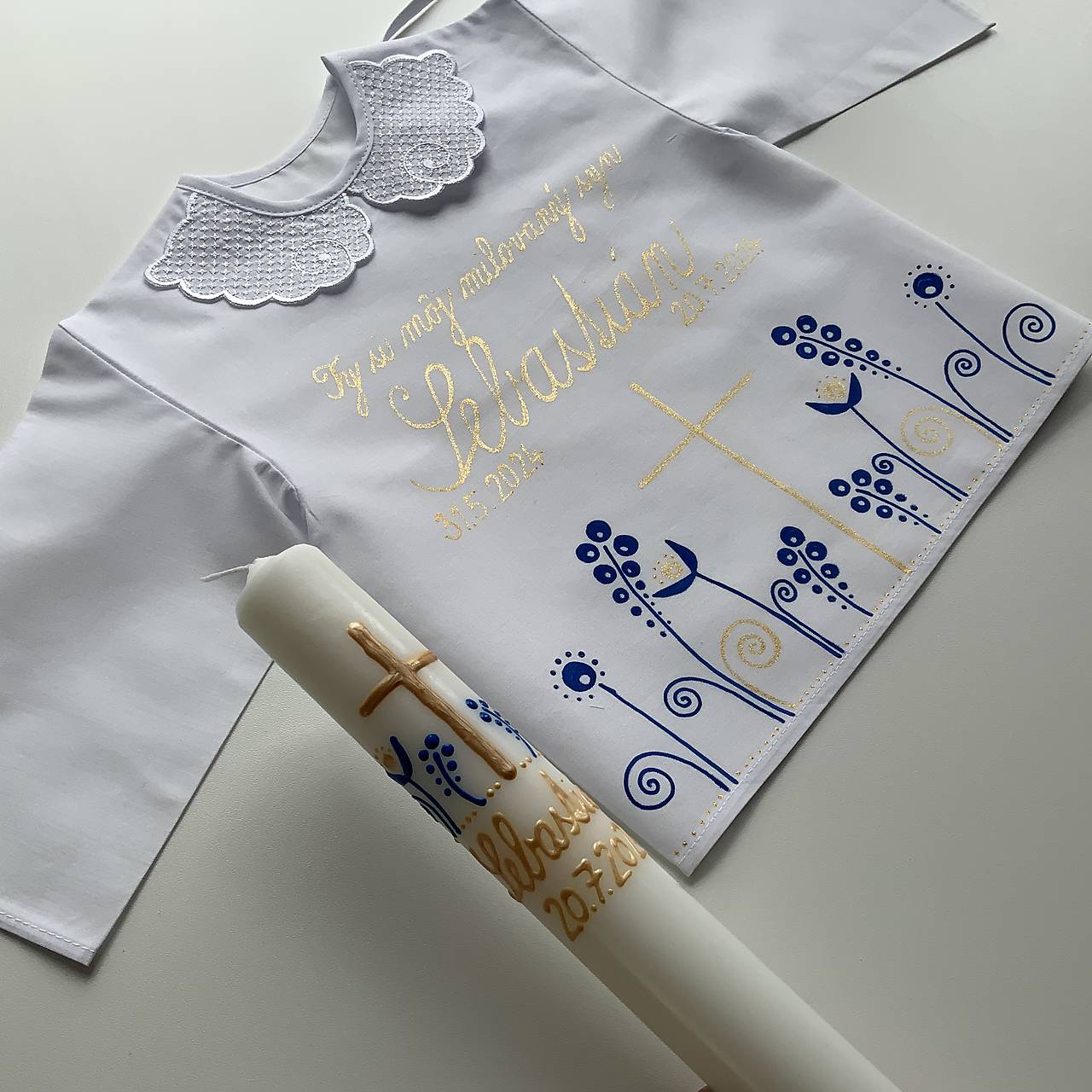 Krstná košieľka a svieca na krst ručne maľovaná ľudovoladená  (modro zlatá s nápisom “Ty si moj milovaný syn”)