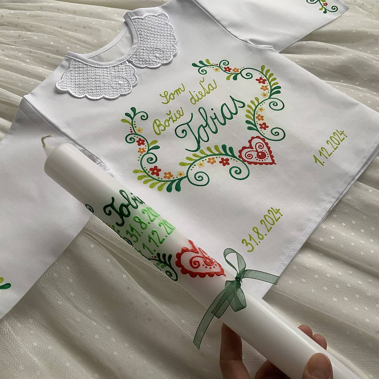 Krstná košieľka a svieca na krst maľovaná ľudovoladená  (v zeleno-žlto-červenej kombinácii)