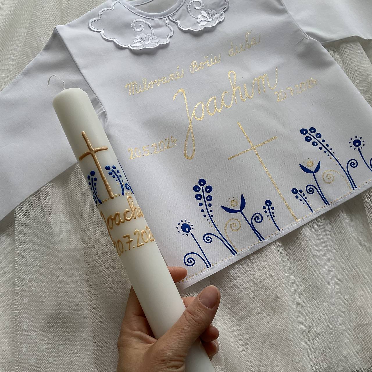 Krstná košieľka a svieca na krst ručne maľovaná ľudovoladená  (v modrozlatá s nápisom Milované Božie dieťa)