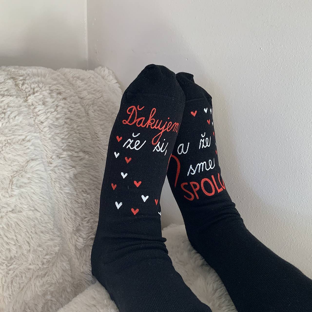 Maľované ponožky s nápisom: "Ďakujem, že si, že som, a že sme spolu!" (Čierne 2)