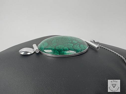Strieborný 925/1000 prívesok s malachitom ( priemer prírodného malachitu 4,1cm)