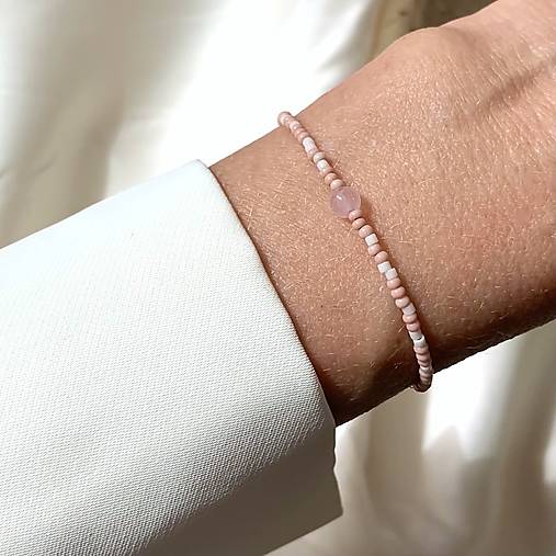 Náramky - Korálkový náramok s ruženínom - 17243890_