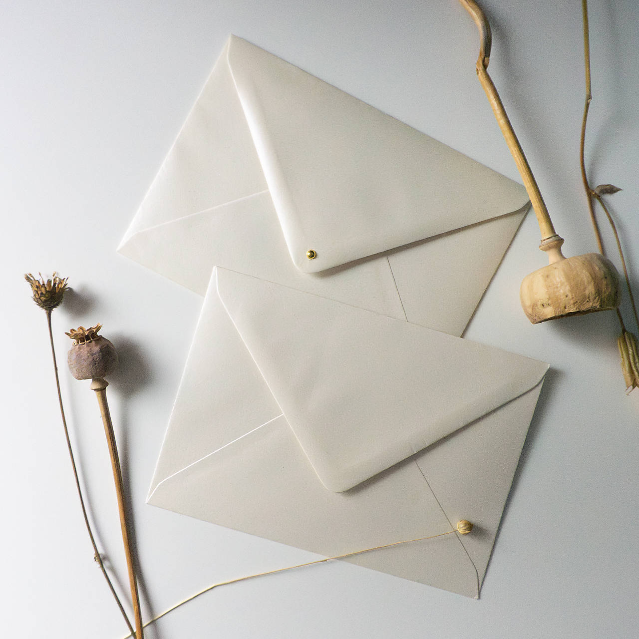 Obálky: Krémová perleťová obálka so zlatou perličkou