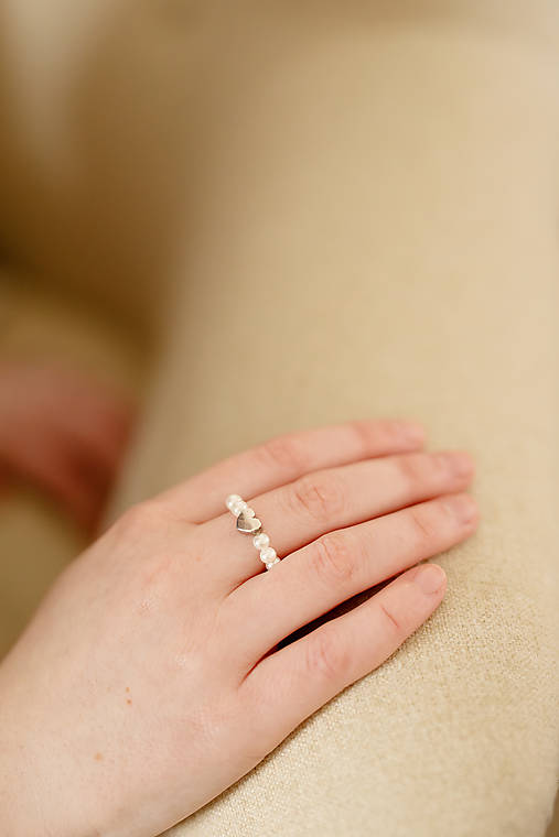 minimalistický perlový prsteň srdiečko - shell perly