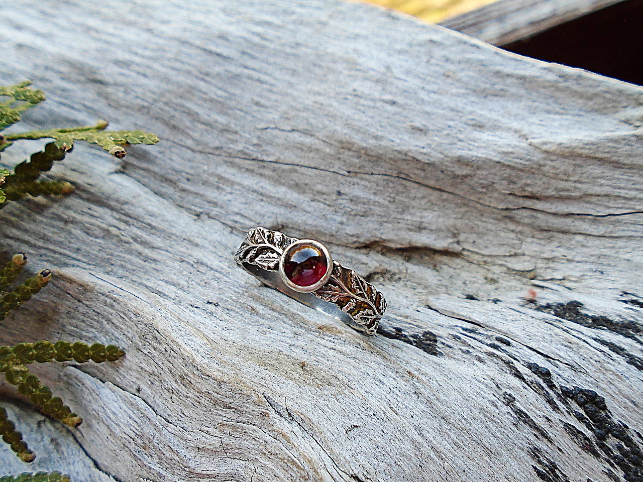 Strieborny prsteň Ag925 Dubové lístky Granát