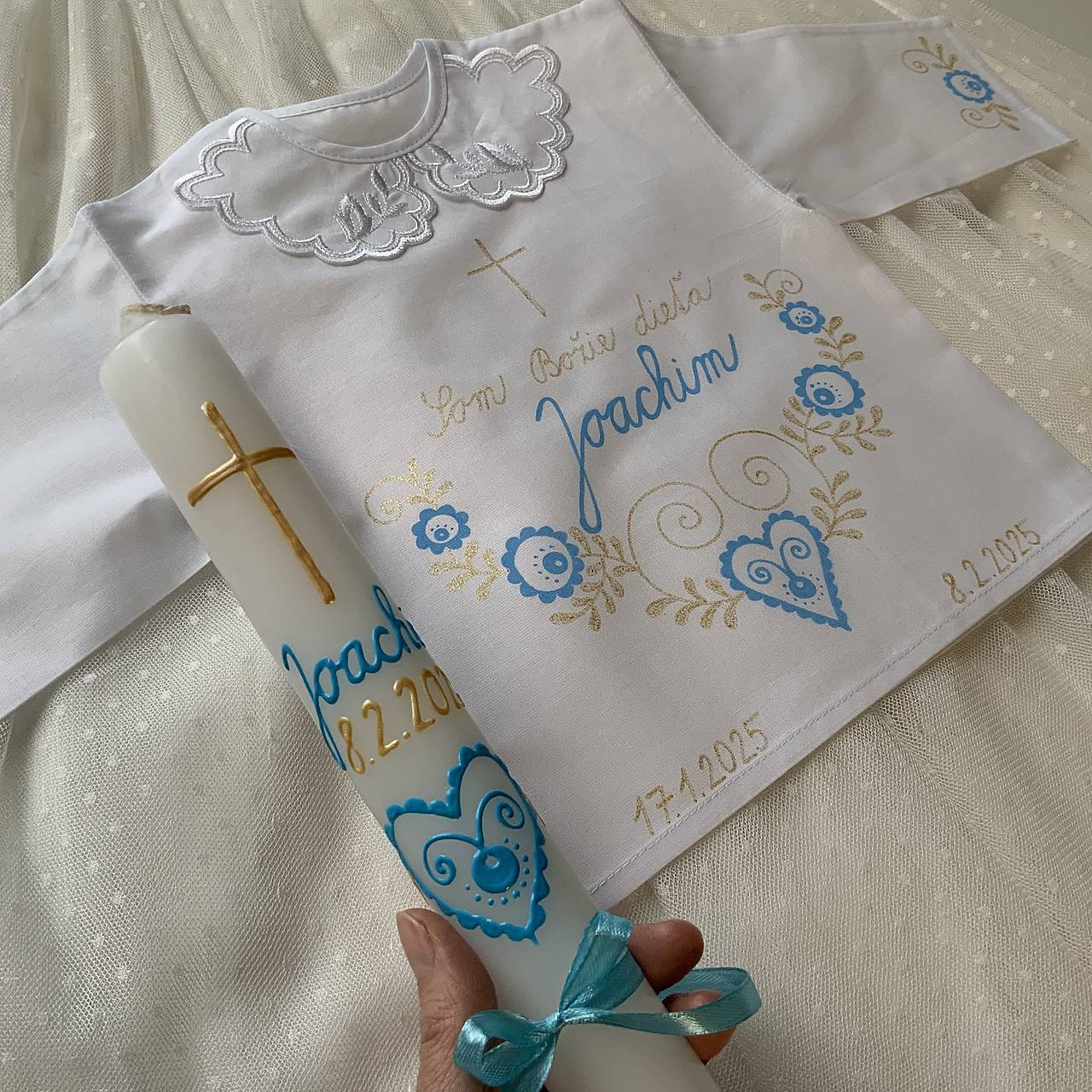 Krstná košieľka a svieca na krst maľovaná ľudovoladená v modro zlatej kombinácii s krížikom