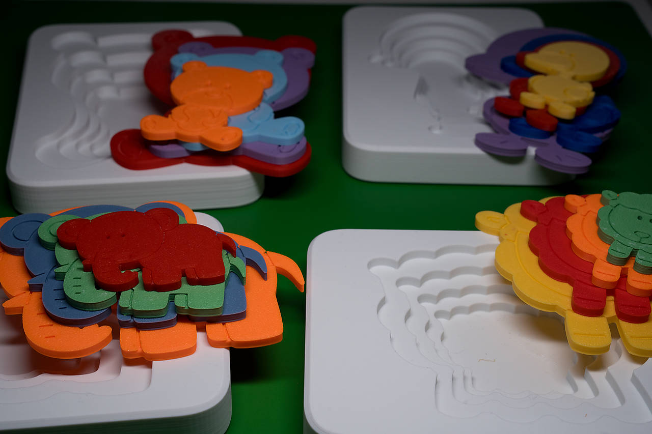 Farebné vrstvené puzzle – Zvieratká s jemnou motorikou