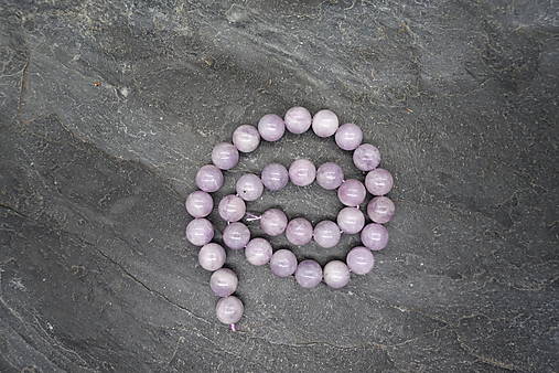 Minerály - Lepidolit IV 4-6-8-10-12 (šnúra) (12mm (32ks)) - 17255311_