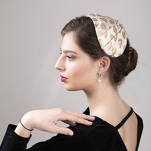 Čiapky, čelenky, klobúky - Elegantný spoločenský klobúčik typu Calote pre svadobnú mamu, v béžovo - zlatej - 17256596_