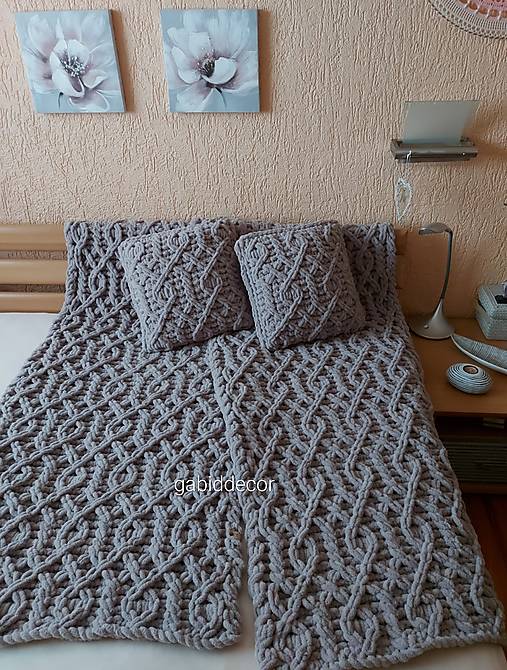 Jemnučká a ľahká deka z priadze alize puffy - šedá  (Vankúšik, rozmery cca (40 x 40) cm, s výplňou bez gombíkov, farba hnedo sivá č. 268)