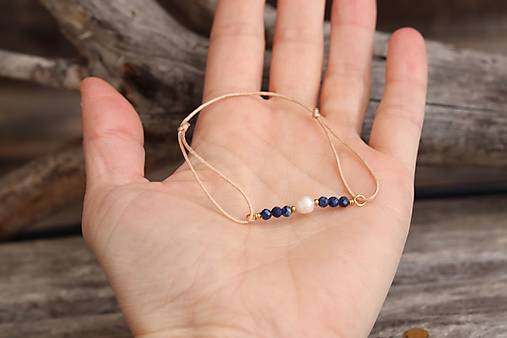 Šnúrkový náramok s perlou a minerálmi (spinel)