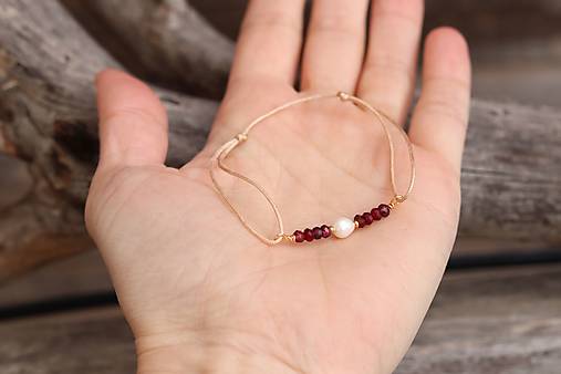 Šnúrkový náramok s perlou a minerálmi (spinel)