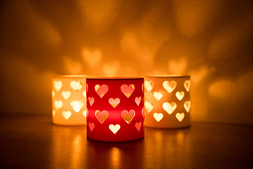 Romantický svietnik so srdiečkami – Láska vo svetle