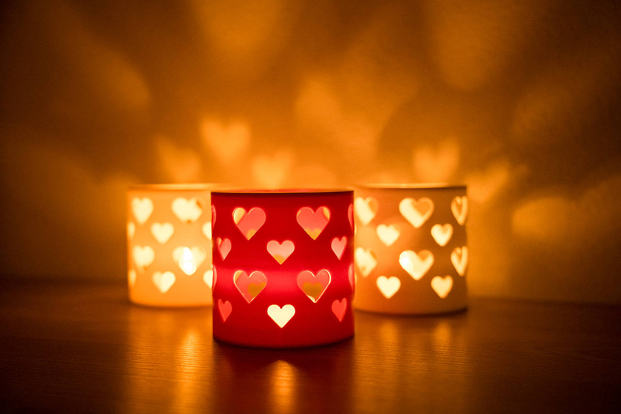 Romantický svietnik so srdiečkami – Láska vo svetle