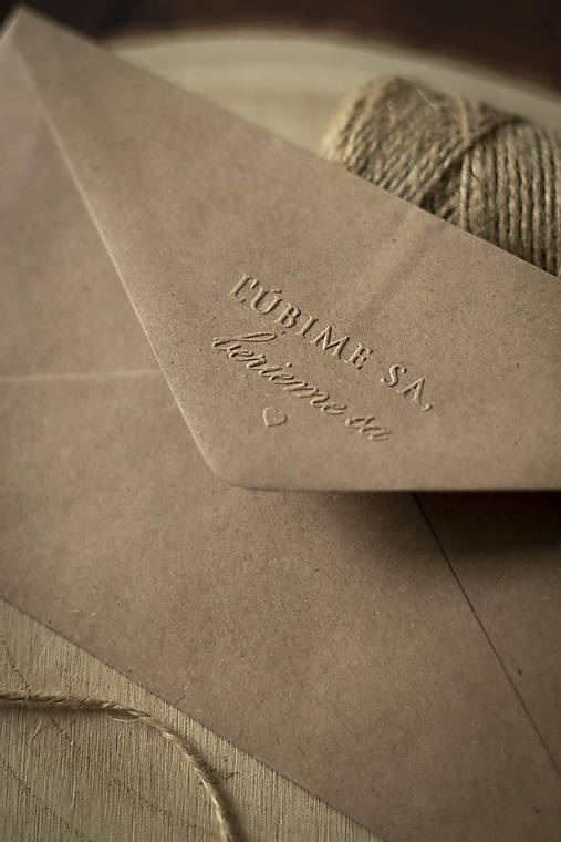 Papiernictvo - Obálka s embosovaním DL hnedá recyklovaná - Ľúbime sa, berieme sa - 17258547_