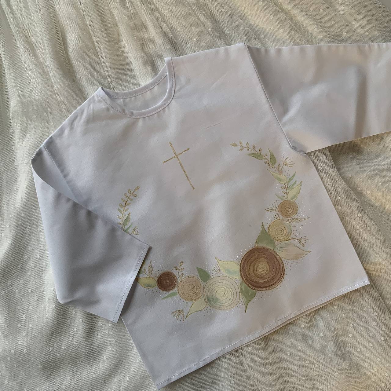 Krstná ručne maľovaná ľudovoladená v tlmenými prírodných farbách 